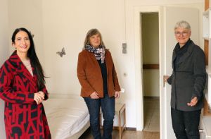 Sozialpädagogin Susanne Göckelmann (Mitte) zeigt Dr. Hülya Düber (links) und Generaloberin Schwester Dr. Katharina Ganz ein Zimmer in der Unterkunft, das derzeit noch frei ist. 