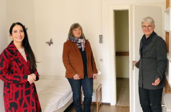 Sozialpädagogin Susanne Göckelmann (Mitte) zeigt Dr. Hülya Düber (links) und Generaloberin Schwester Dr. Katharina Ganz ein Zimmer in der Unterkunft, das derzeit noch frei ist. 
