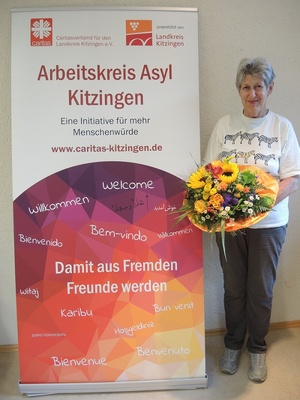 Für 30 Jahre Engagement im Kitzinger Arbeitskreis Asyl wurde Sieglinde Schraut mit einem Blumenstrauß geehrt.