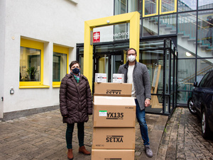 Rainer Matschurat (r.) überreicht Sonja Schwab für den Diözesan-Caritasverband insgesamt 5010 FFP2-Masken.