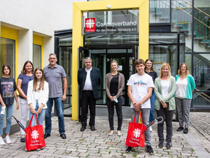 Zum 1. September haben Lena Krückel (links, mit Caritas-Tasche) und Tom Glaser (rechts, mit Caritas-Tasche) ihre Ausbildung zu Kaufleuten für Büromanagement im Würzburger Caritashaus angetreten. 